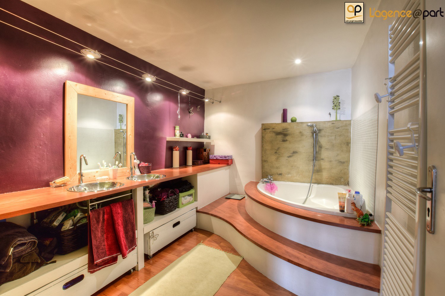 Photographie immobilière HDR d’une salle de bains avec baignoire