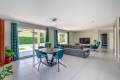 Séjour avec vue sur le jardin Photographie immobilière HDR d’un séjour lumineux avec vue sur le jardin